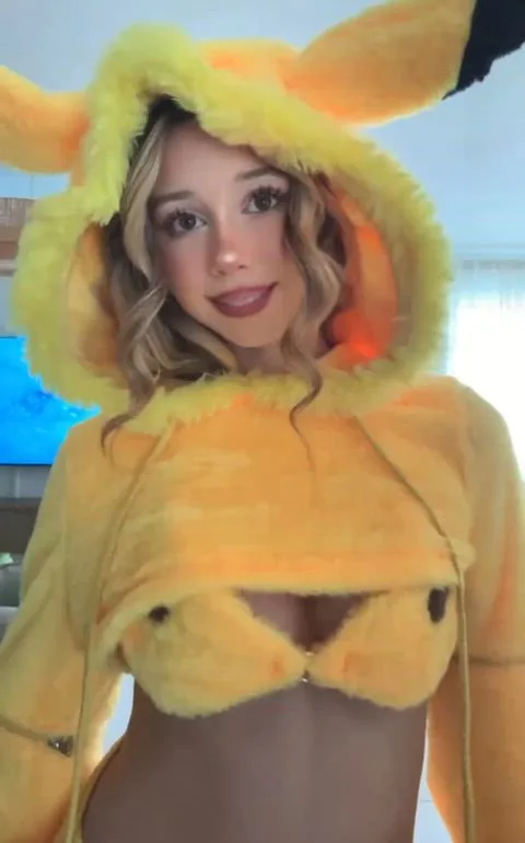 Tits featuring Thelivymae — titty drop