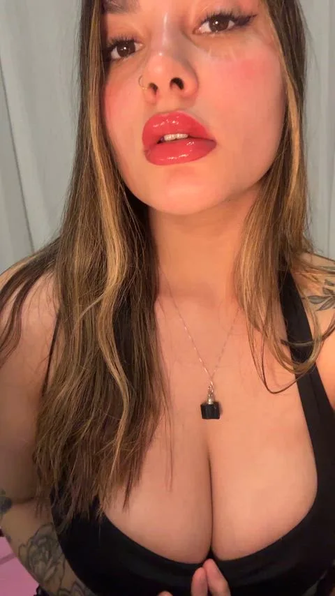 Julitaylor7 — Cheating, Cleavage & Femdom — cleavage