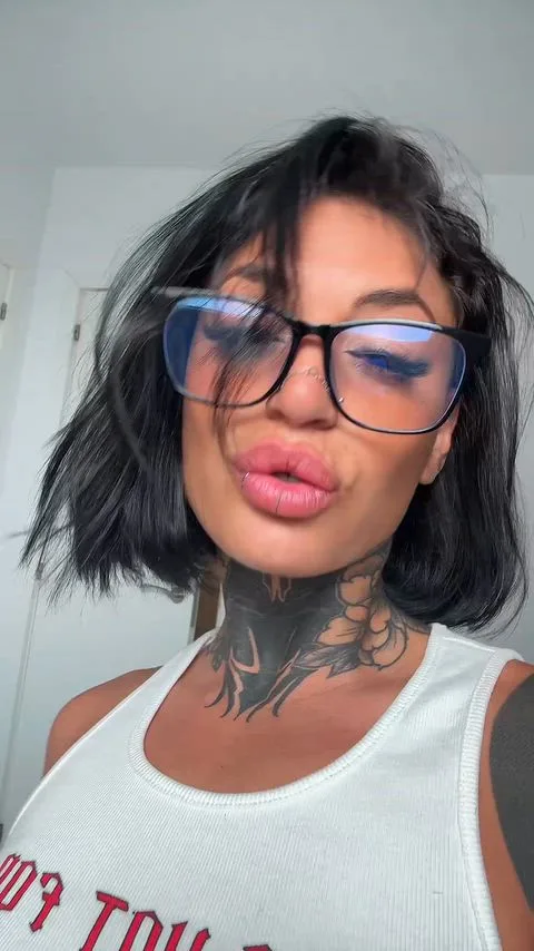 Babe, Brunette and Goth — Goth Girls — amateur